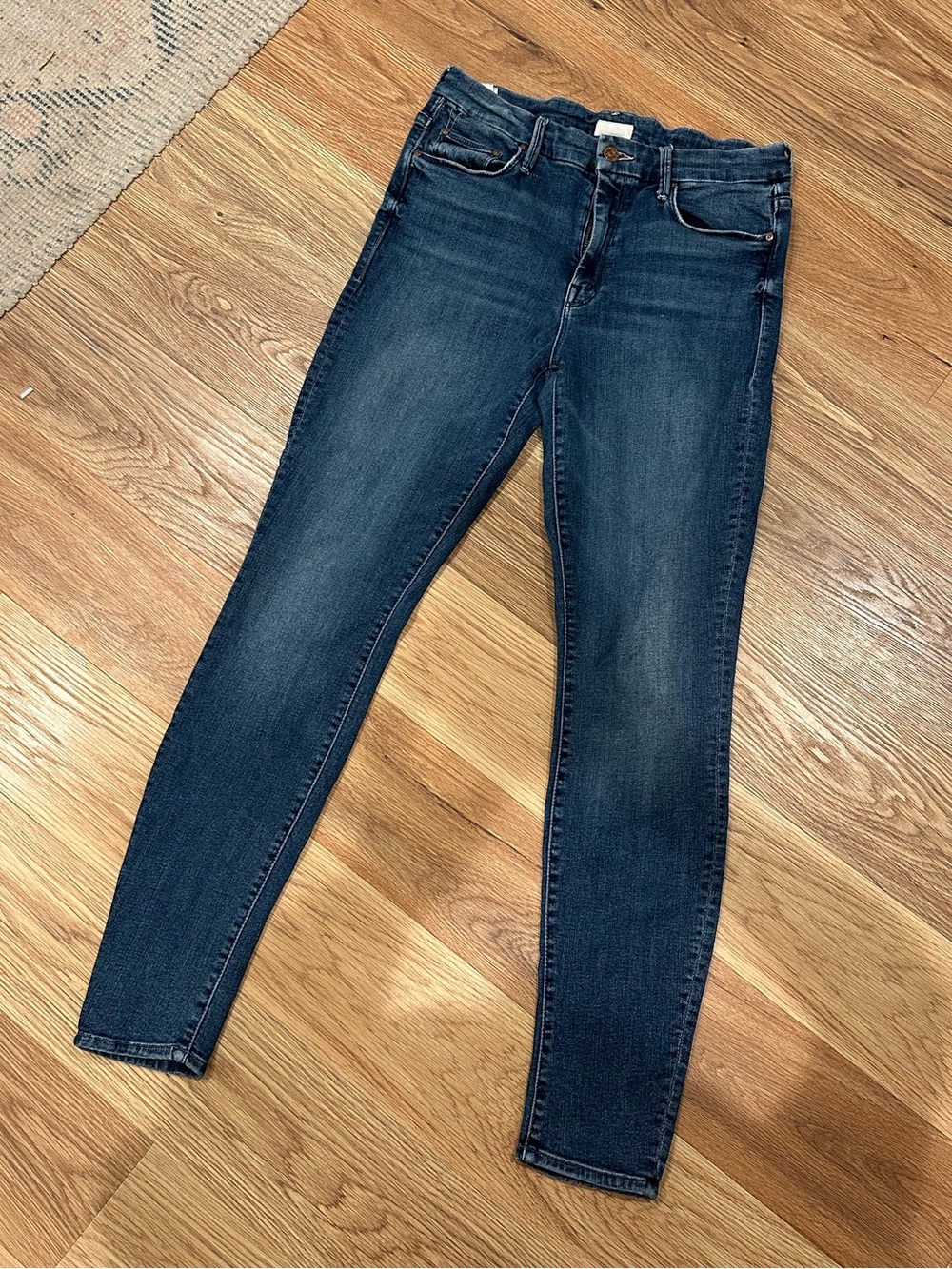 MOTHER The Looker Groovin’ Skinny Jeans in Dark Wash